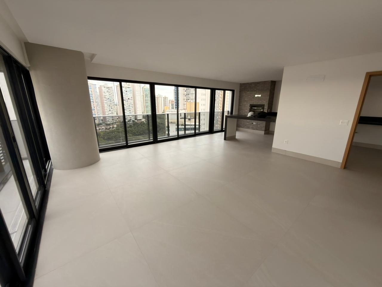 Sala ampla com janelas panorâmicas