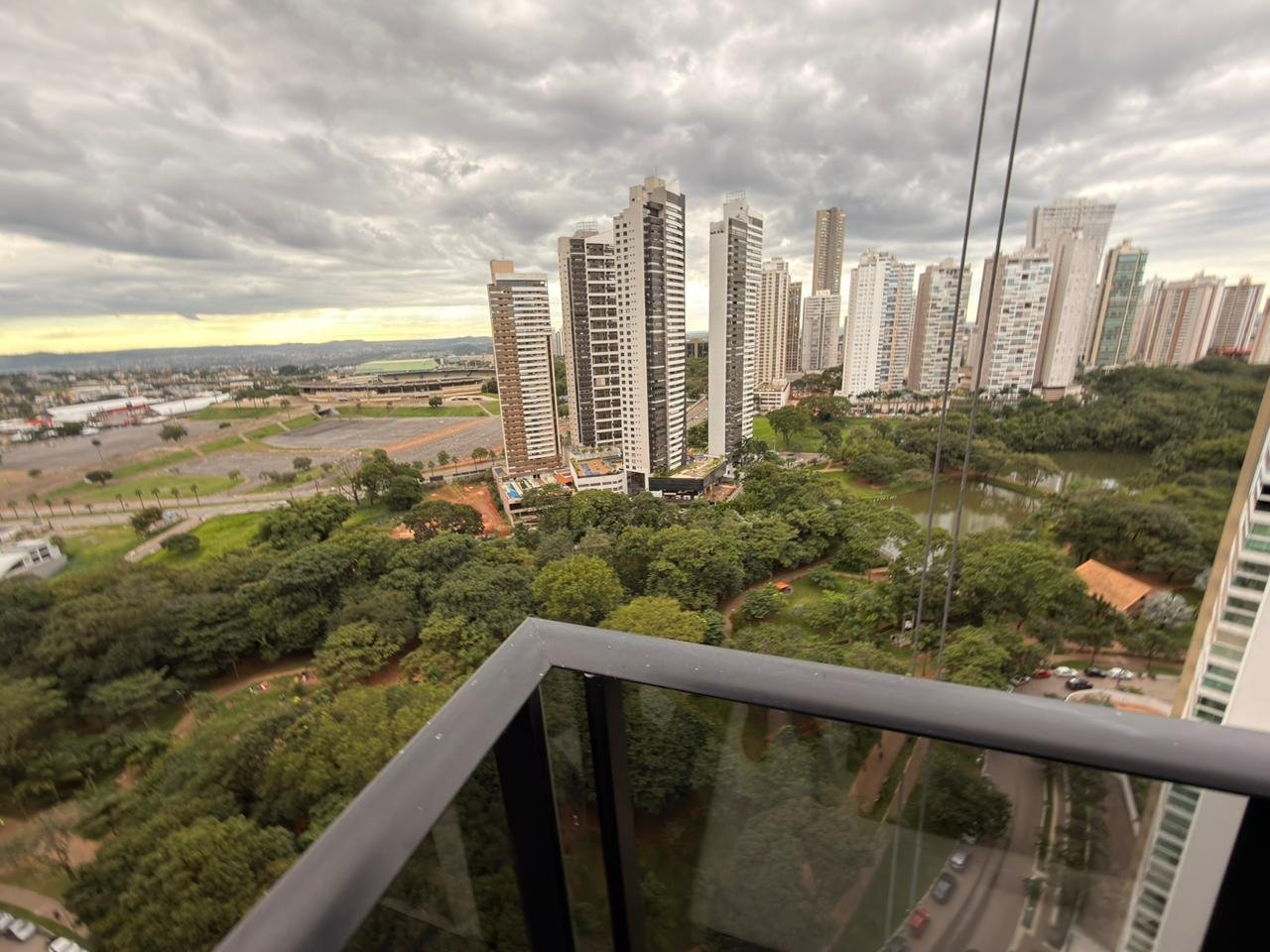 Vista panorâmica do parque e da cidade a partir da varanda